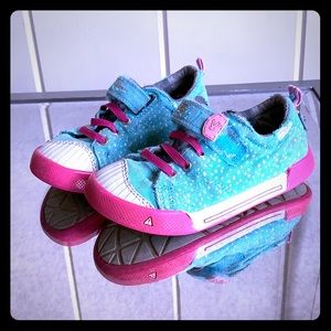 Girls keen tennis shoes
